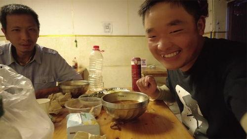 吃瓜网云南小伙视频,揭秘云南独特美食文化